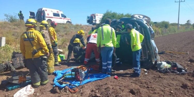 Dos personas resultan lesionadas al volcar en la Maxipista en la sindicatura de Costa Rica en Culiacán