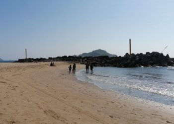 Salvavidas del Escuadrón Acuático rescatan del mar a cuatro turistas