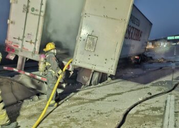 Tráiler de paquetería choca y se incendia en el Libramiento Mazatlán