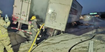 Tráiler de paquetería choca y se incendia en el Libramiento Mazatlán