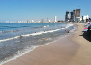 Vendedores de playa en Mazatlán esperan reunión con SEMARNAT para revisar permisos