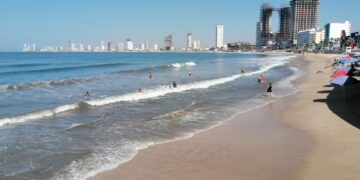 Vendedores de playa en Mazatlán esperan reunión con SEMARNAT para revisar permisos