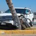 Camioneta choca contra palmera de camellón en el malecón de Mazatlán