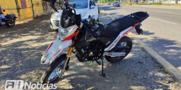 Motociclista choca contra automóvil que le corta el paso frente al parque central