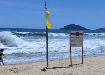 Canadienses son rescatados por salvavidas en la playa bruja
