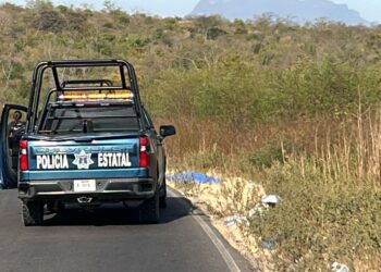 Localizan hombre “encobijado” sobre la carretera a la Pitahayita en Culiacán