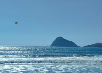 Cae paracaídas al mar por volcadura de lancha que lo jalaba
