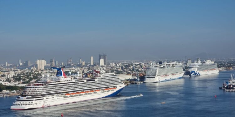 Mazatlán cierra noviembre con arribo triple de cruceros