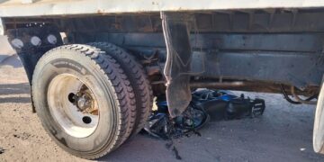 Joven motociclista pierde la vida en accidente contra camión de volteo en Villa Unión