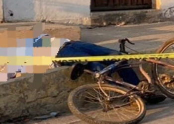 Localizan a adulto mayor sin vida en una banqueta en Villa Unión