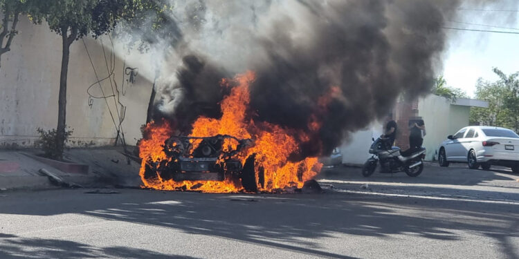 Fuerte movilización se registró esta mañana debido a un vehículo incendiado en Culiacán