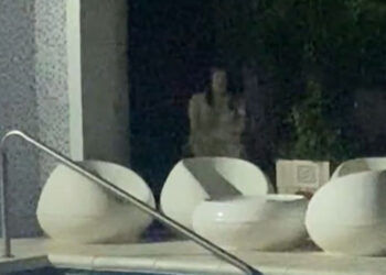 Amigos se encontraban cenando mientras una misteriosa criatura los observaba