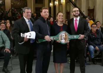 ‘Canelo’ Álvarez y CMB visitan a Sheinbaum; le entregan cinturón de campeona mundial y “guantes de la paz”