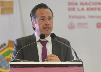 Entregan reconocimiento a Cuitláhuac García al “peor gobernador de la historia”