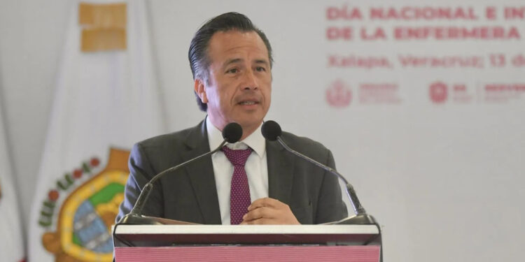 Entregan reconocimiento a Cuitláhuac García al “peor gobernador de la historia”