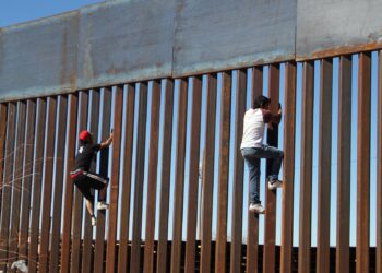 Juez prohíbe la venta de material de construcción del muro fronterizo; Trump dice que es ‘una victoria’