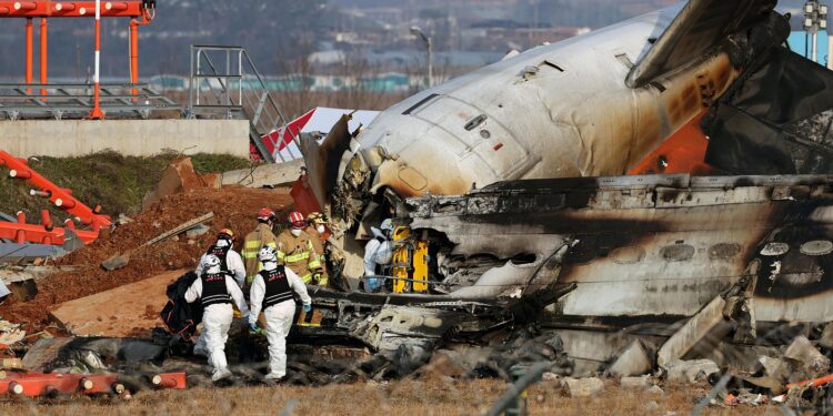 VIDEO | Mueren 179 personas y dos logran sobrevivir tras estrellarse un avión en el aeropuerto de Muan