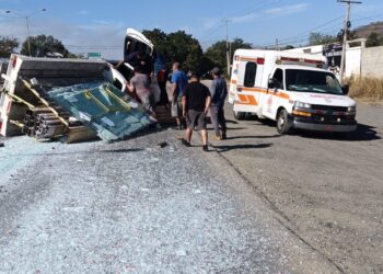 Vuelca camioneta cargada de vidrio y aluminio en la Carretera Internacional frente al Castillo