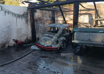 Incendian vehículos en un domicilio de la colonia Miguel de la Madrid en Culiacán