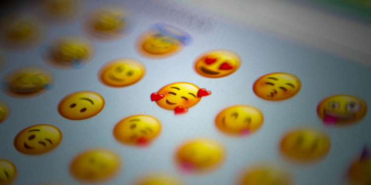A más inteligencia emocional más uso de emojis, revela estudio
