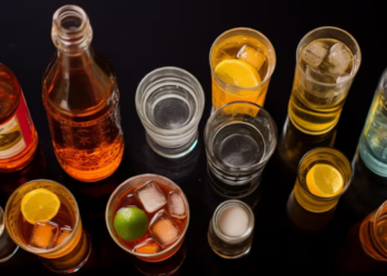 ¿Cómo identificar si una bebida alcohólica está adulterada? Esto dice el SAT