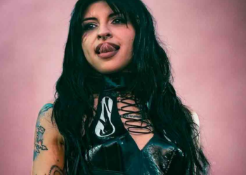 ‘Yo no peleo por cuero’: Cazzu regresa triunfal a los escenarios; fans abuchean a Nodal