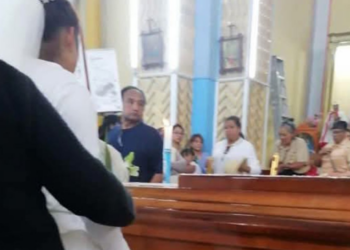 Vestida de novia llega al funeral de su prometido para darle el último adiós