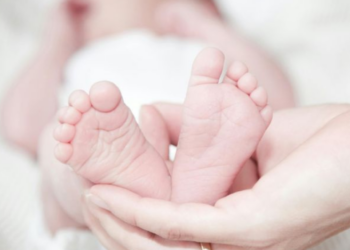 Bebé sin estómago lucha por su vida tras negligencia médica; padres piden apoyo para los gastos