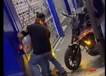 Motociclista intenta hacer un ‘caballito’, pierde el control y arrolla a niña peregrina