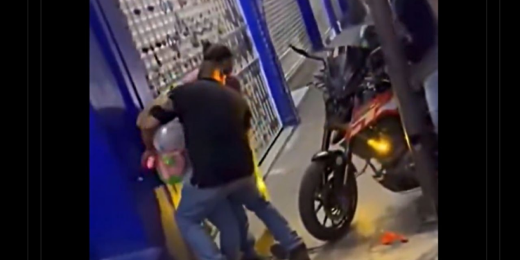 Motociclista intenta hacer un ‘caballito’, pierde el control y arrolla a niña peregrina