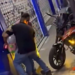 Motociclista intenta hacer un ‘caballito’, pierde el control y arrolla a niña peregrina