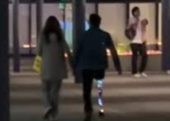 Hombre adorna su pierna protésica con luces navideñas y se vuelve viral