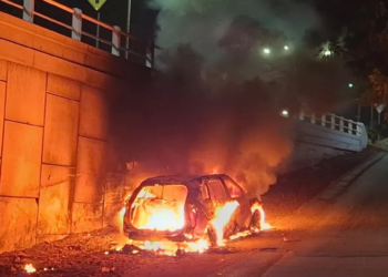 Incendian auto y hieren a disparos a joven en Culiacán