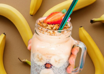 Licuado de plátano con manzana y linaza, ¿Para qué sirve tomarlo todas las mañanas?