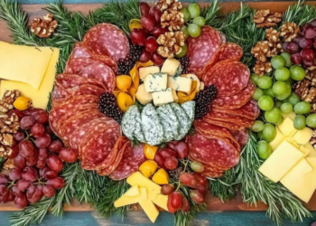 Corona navideña de jamón y quesos, una receta saludable para sorprender a la familia