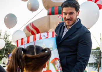 Mariana Rodríguez manda a Samuel García a repartir juguetes tras dar positivo a dengue: “Va en mi representación”