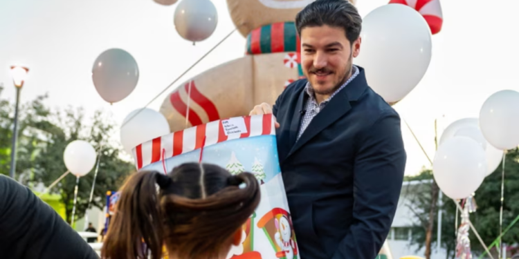 Mariana Rodríguez manda a Samuel García a repartir juguetes tras dar positivo a dengue: “Va en mi representación”