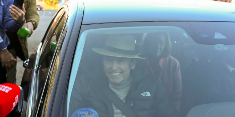 Raphael sale del hospital 12 de octubre de Madrid