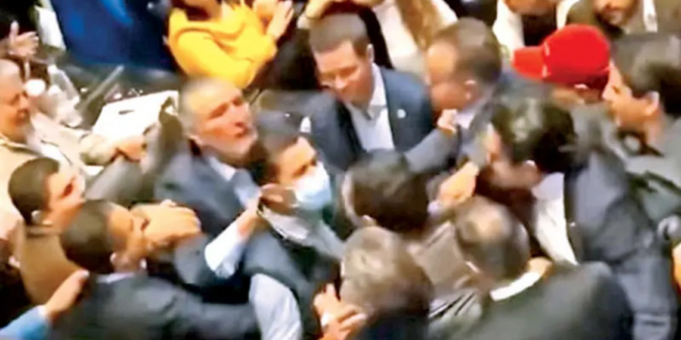 De los insultos a los jalones: 2024, año con más violencia en Senado