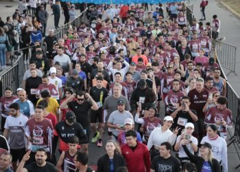 Rocha Moya da el banderazo inicial del Primer Medio Maratón ISDE 2024