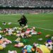 Recogen más de 20 mil muñecos de peluche en la cancha del Real Betis | Video