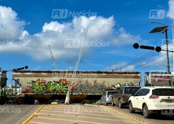 Cruces ferroviarios son “adornados” con plumas preventivas, ya que estas no bajan en el cruce Santa Rosa
