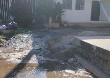 Vecinos de la Niños Héroes, en Mazatlán llevan más de 1 año reportando fuga de agua potable y “nadie hace nada”