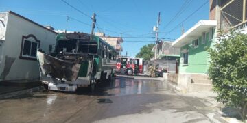 Se incendia camión de pasajeros en Villa Unión al sur de Mazatlán