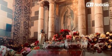 Feligreses visitan a la Virgen de Guadalupe en la Catedral de Mazatlán