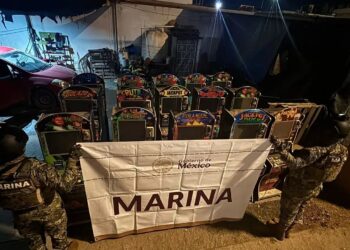 Secretaría de Marina decomisa maquinitas, droga, una motocicleta y un arma en Mazatlán