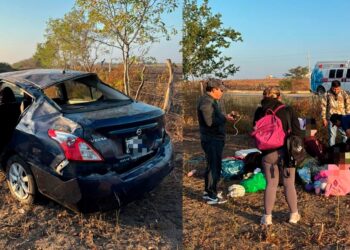 Familia de Irapuato vuelca en su automóvil cuando se dirigía a Mazatlán a vacacionar