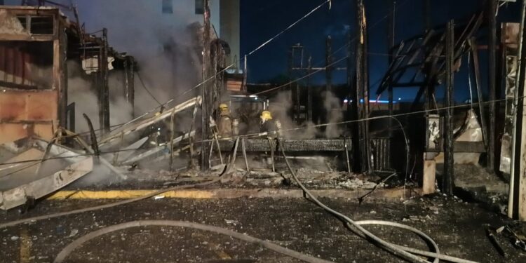 Se incendia restaurant de mariscos en Real del Country en Culiacán