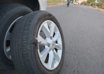 Sujetos arrojan ponchallantas en el bulevar Lola Beltrán en Culiacán