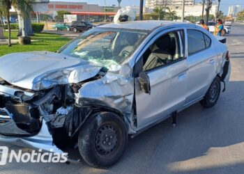 Aparatoso choque entre automóvil y tráiler deja cuantiosos daños materiales